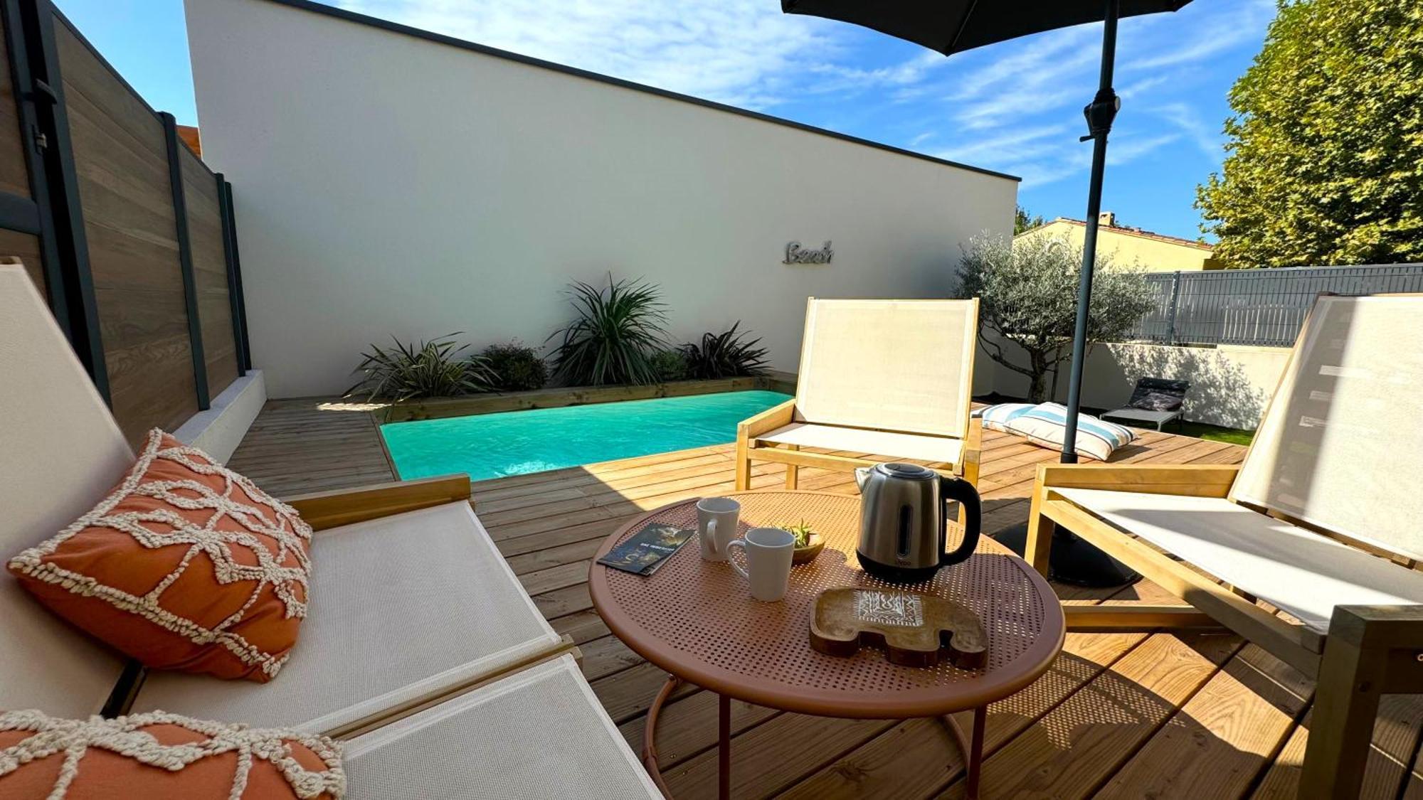 Daya Lodge. L'Isle-sur-la-Sorgue Luaran gambar
