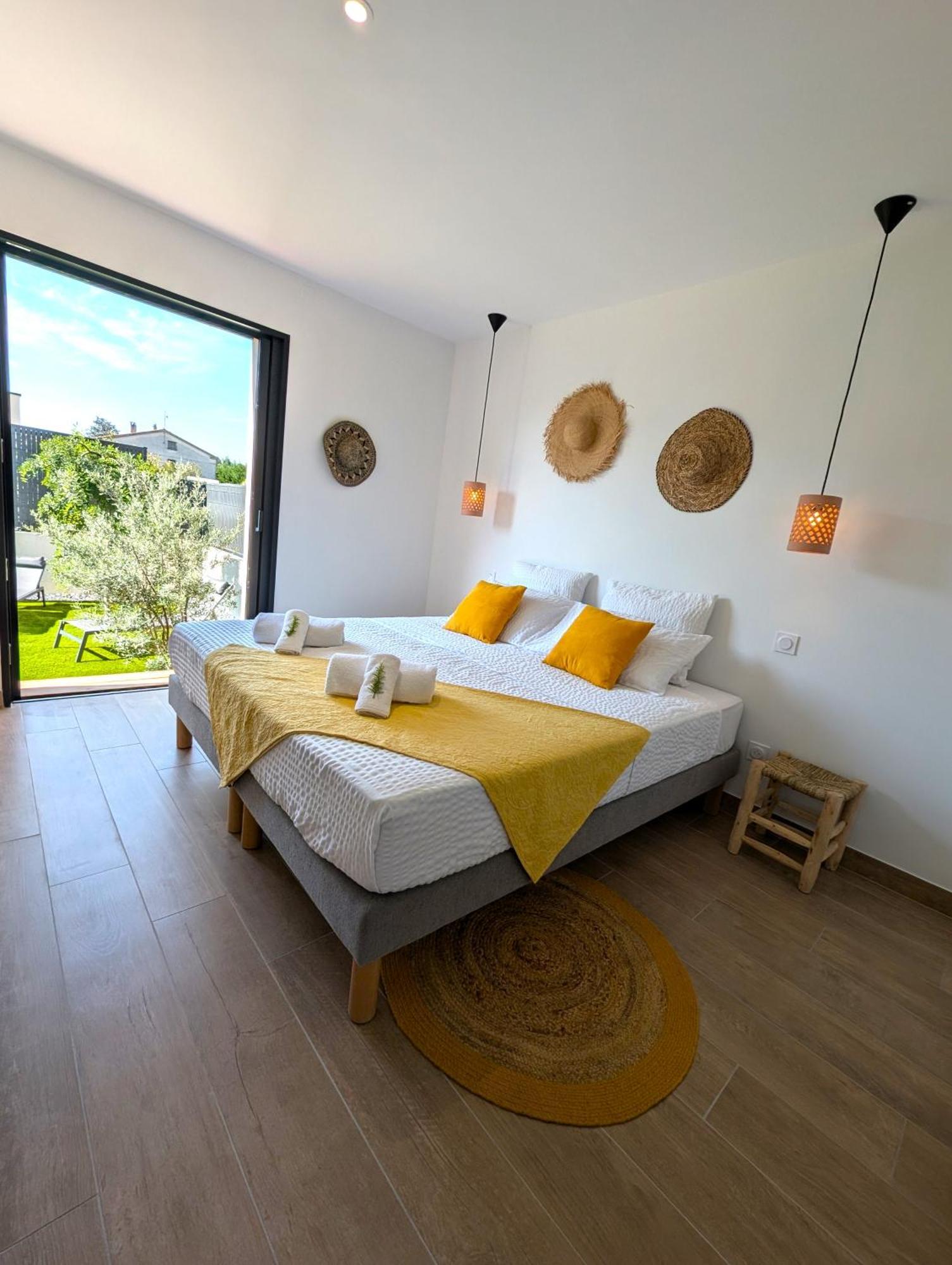 Daya Lodge. L'Isle-sur-la-Sorgue Luaran gambar