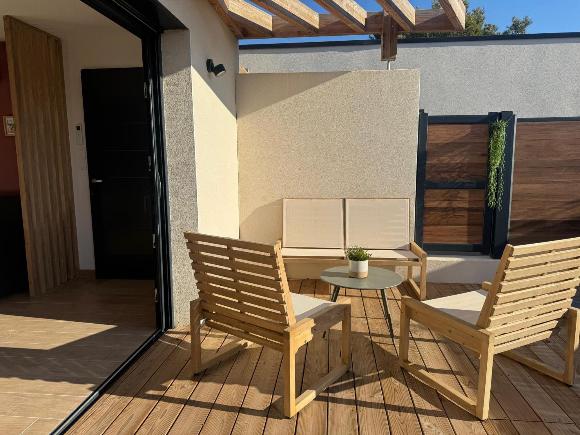 Daya Lodge. L'Isle-sur-la-Sorgue Luaran gambar