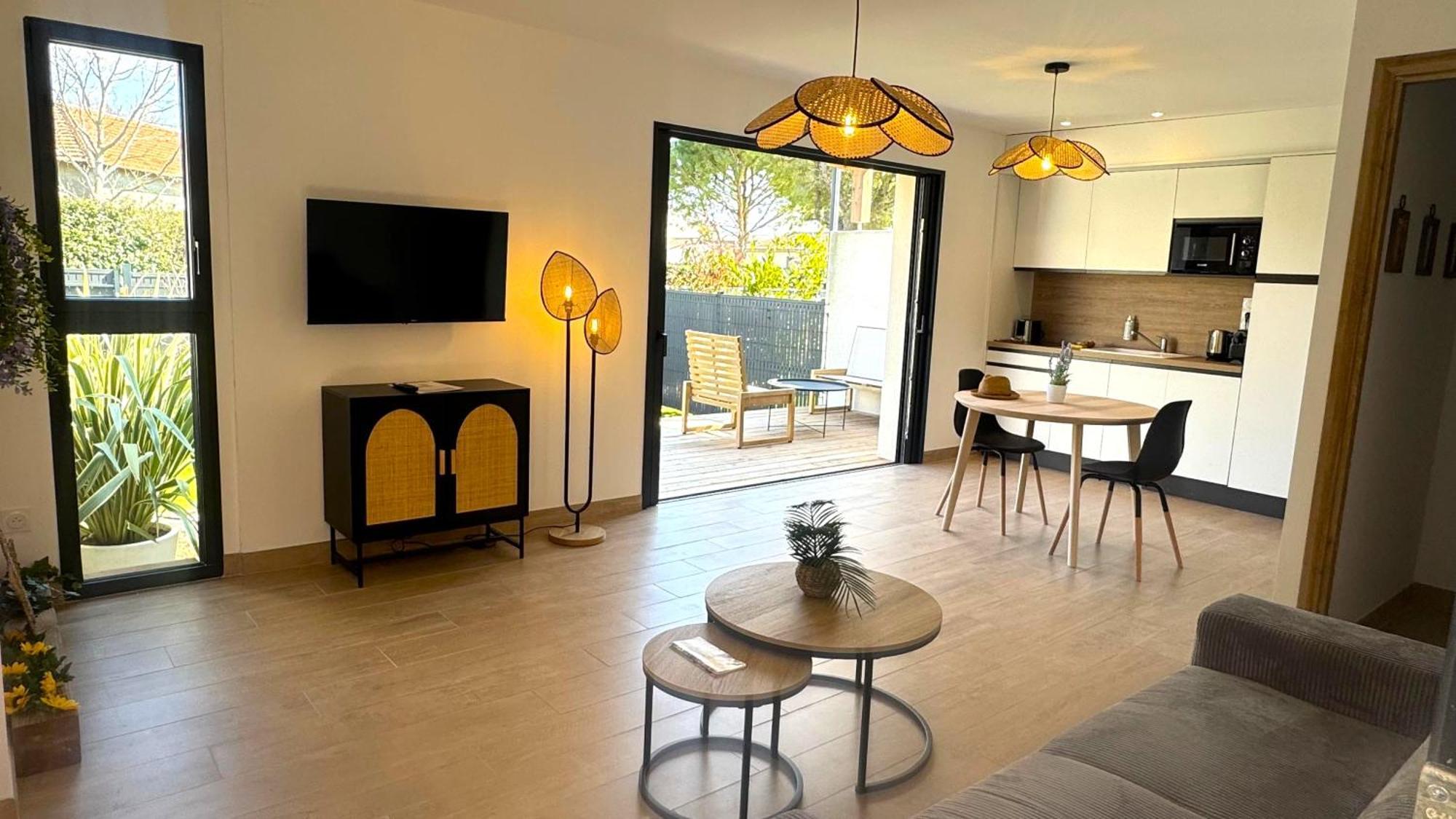 Daya Lodge. L'Isle-sur-la-Sorgue Luaran gambar